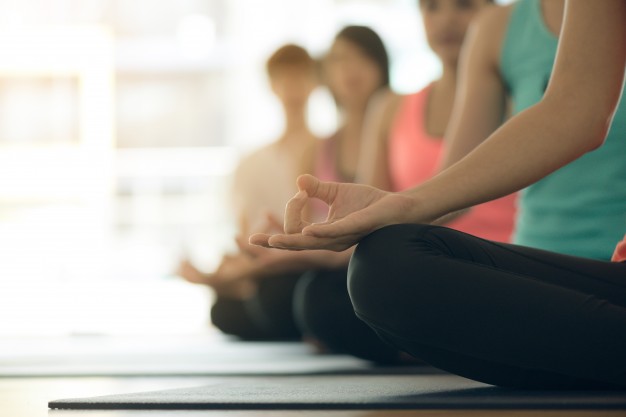mujeres-jovenes-yoga-interior-mantener-calma-medita-mientras-practican-yoga-explorar-paz-interior-yoga-meditacion-tienen-buenos-beneficios-salud-foto-concepto[1]